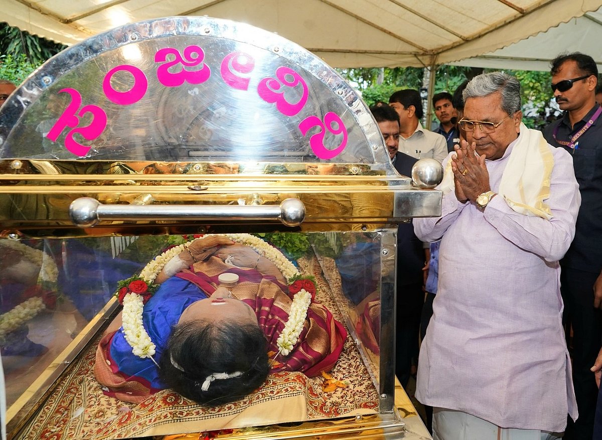 ಮಲ್ಲೇಶ್ವರಂ 11ನೇ ಕ್ರಾಸ್ ಗೆ ನಟಿ ಸರೋಜಾ ದೇವಿ ಹೆಸರಿಡಲು ಚಿಂತನೆ; ಅಂತಿಮ ದರ್ಶನ ಪಡೆದ ಸಿಎಂ ಸಿದ್ದರಾಮಯ್ಯ; ಸರ್ಕಾರಿ ಗೌರವಗಳೊಂದಿಗೆ ಹುಟ್ಟೂರು ದಶವಾರದಲ್ಲಿ ಅಂತ್ಯಕ್ರಿಯೆ