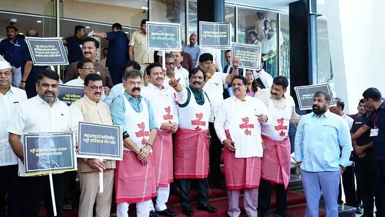 ಮಹಾರಾಷ್ಟ್ರ: ಶಿವಸೇನಾ ಶಾಸಕ ಸಂಜಯ್ ಗಾಯಕ್ವಾಡ್ ವಿರುದ್ಧ ಪ್ರತಿಪಕ್ಷಗಳ 'ಬಿನಿಯನ್-ಟವೆಲ್' ಪ್ರತಿಭಟನೆ! Video