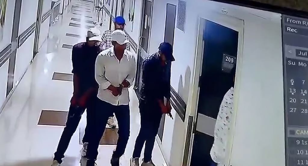 ಆಸ್ಪತ್ರೆಗೆ ನುಗ್ಗಿ ಗುಂಡಿಕ್ಕಿ ವಿಚಾರಣಾಧೀನ ಕೈದಿಯ ಹತ್ಯೆ: ಗ್ಯಾಂಗ್ ವೈಷಮ್ಯ ಶಂಕೆ; Video