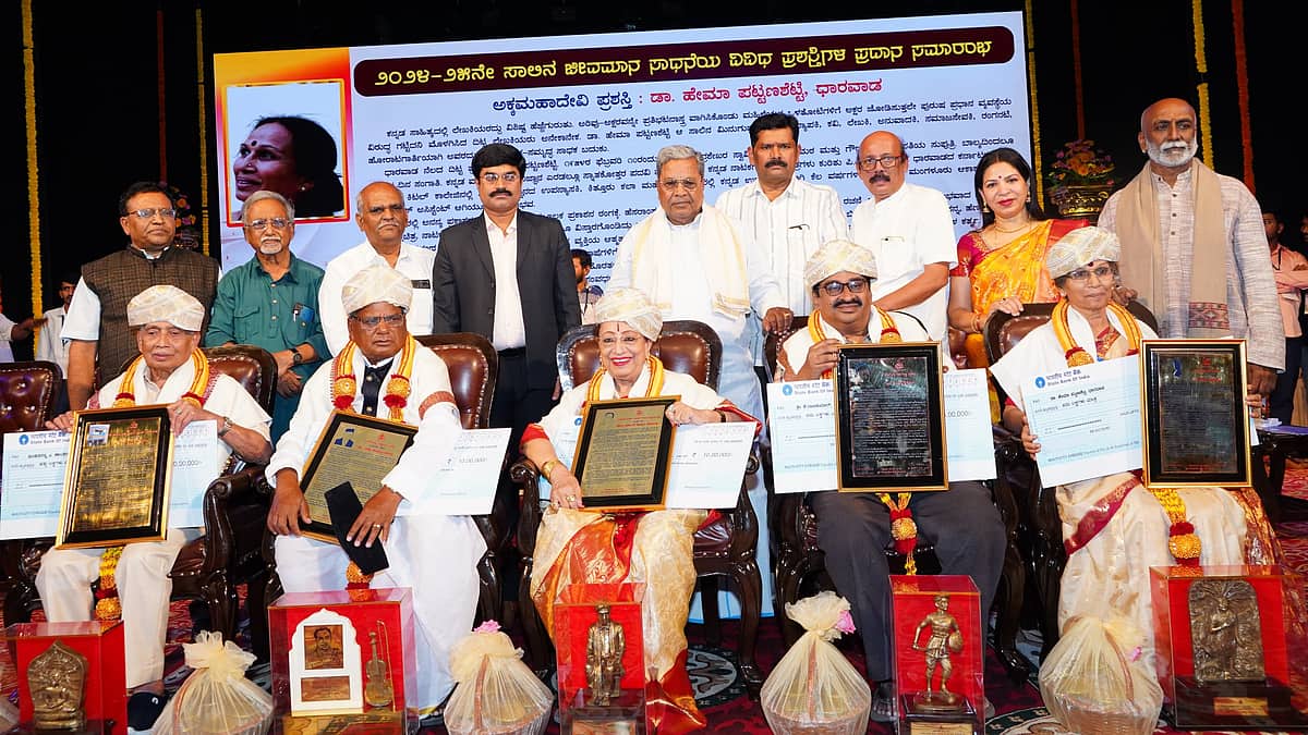ಕನ್ನಡ ಸಾಹಿತ್ಯ ಕ್ಷೇತ್ರದಲ್ಲಿ ಸೇವೆ ಸಲ್ಲಿಸಿದ 18 ಜೀವಮಾನ ಸಾಧಕರಿಗೆ ಪ್ರಶಸ್ತಿ ನೀಡಿ ಸನ್ಮಾನಿಸಿದ ಸಿಎಂ ಸಿದ್ದರಾಮಯ್ಯ!