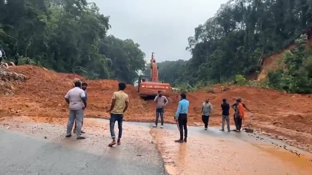 ಕರಾವಳಿ ಭಾಗದಲ್ಲಿ ಭಾರಿ ಮಳೆ; ಮಂಗಳೂರು-ಬೆಂಗಳೂರು ಹೆದ್ದಾರಿಯಲ್ಲಿ ಭೂಕುಸಿತ, ಸಂಚಾರ ಅಸ್ತವ್ಯಸ್ತ