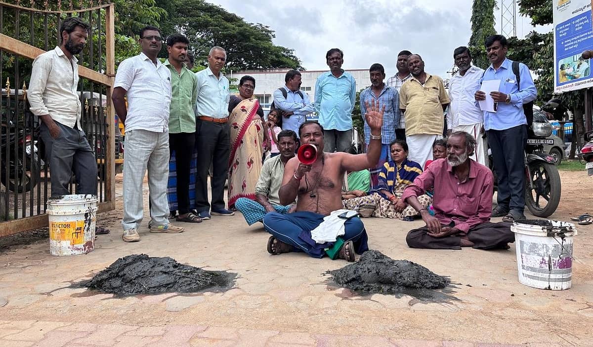 ಮೈಸೂರು: ಅಧಿಕಾರಿಗಳ ಉದಾಸೀನತೆ-ನಿರ್ಲಕ್ಷ್ಯ ವರ್ತನೆಗೆ ಬೇಸರ; ಪುರಸಭೆ ಸದಸ್ಯರಿಂದ ಅರೆಬೆತ್ತಲೆ ಪ್ರತಿಭಟನೆ!