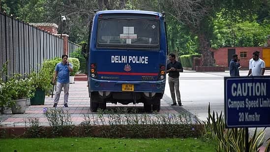ದೆಹಲಿಯ 20 ಕ್ಕೂ ಹೆಚ್ಚು ಶಾಲೆಗಳಿಗೆ ಬಾಂಬ್ ಬೆದರಿಕೆ ಕರೆ: ಪೊಲೀಸ್, ಅಗ್ನಿಶಾಮಕ ದಳದ ನಿಯೋಜನೆ