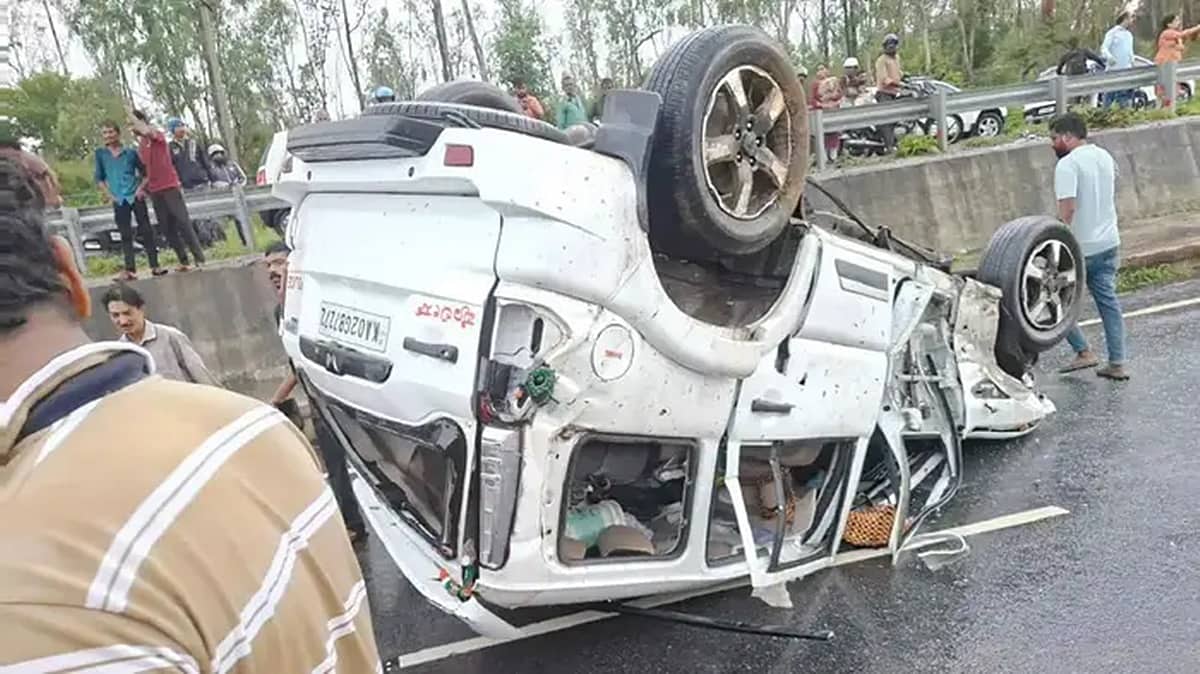 ಮಂಡ್ಯ: ಡಿಸಿಎಂ ಡಿ.ಕೆ ಶಿವಕುಮಾರ್ ಬೆಂಗಾವಲು ವಾಹನ ಪಲ್ಟಿ, ನಾಲ್ವರಿಗೆ ಗಾಯ