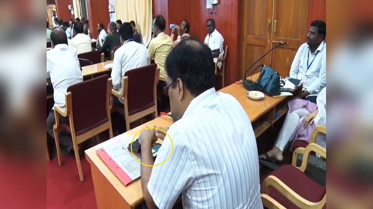 Raichur: KDP ಸಭೆಯಲ್ಲಿ Rummy ಆಡಿದ ಅರಣ್ಯ ಅಧಿಕಾರಿ! ಶಿಸ್ತು ಕ್ರಮಕ್ಕೆ Eshwar Khandre ಸೂಚನೆ! Video