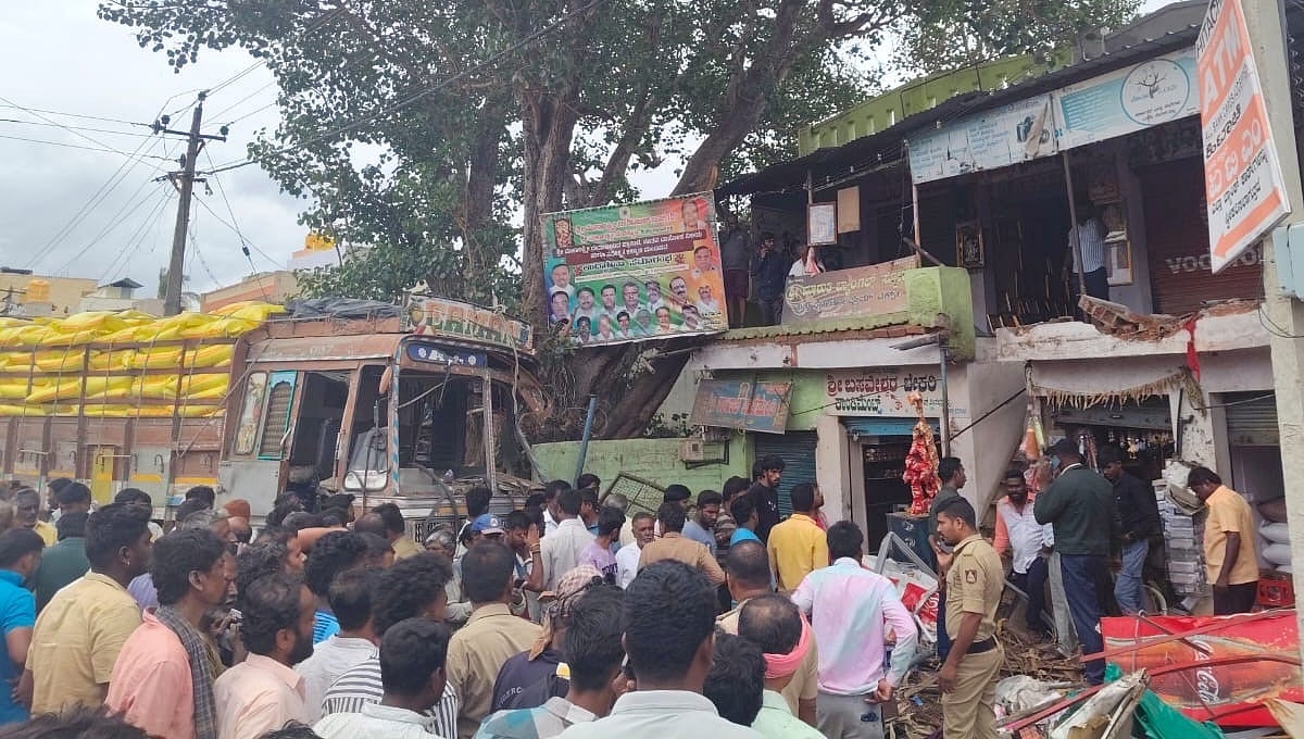 ತುಮಕೂರು: ಕೊರಟಗೆರೆ ಬಳಿ ಬೇಕರಿಗೆ ನುಗ್ಗಿದ ಲಾರಿ, ಮೂವರು ಸಾವು; Video