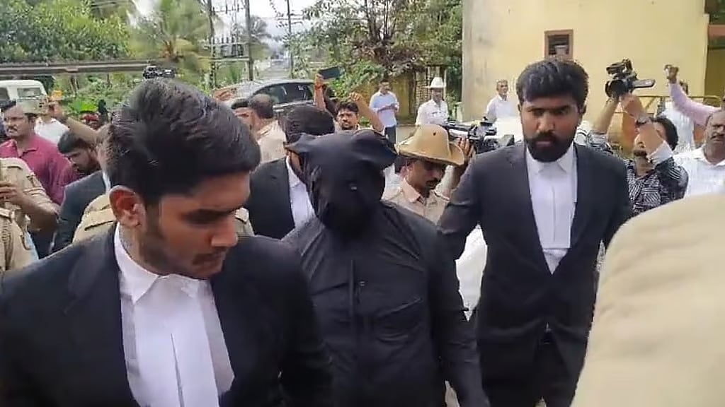 Dharmasthala ಹಲವು ಶವಗಳ ಅಂತ್ಯಕ್ರಿಯೆ ಕೇಸ್: ಬಿಗಿ ಭದ್ರತೆಯಲ್ಲಿ ಕೋರ್ಟ್ ಮುಂದೆ ಹೇಳಿಕೆ ದಾಖಲಿಸಿದ ಹೆಣಗಳ ಹೂತ್ತಿದ್ದ ವ್ಯಕ್ತಿ!