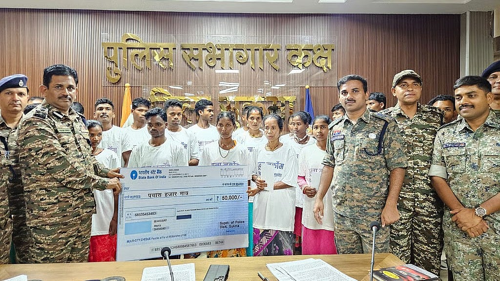 Chhattisgarh: 2.27 ಕೋಟಿ ರೂ ಬಹುಮಾನ ಘೋಷಿಸಲ್ಪಟ್ಟ 49 ಮಂದಿ ಸೇರಿದಂತೆ 66 ನಕ್ಸಲರು ಶರಣಾಗತಿ