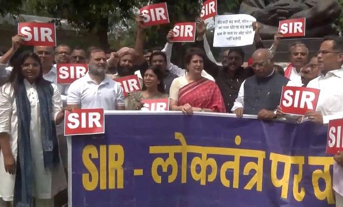 'SIR' ಪೋಸ್ಟರ್ ಹರಿದು INDIA bloc ನಾಯಕರ ಪ್ರತಿಭಟನೆ: ಲೋಕಸಭೆ ಮಧ್ಯಾಹ್ನ 2 ಗಂಟೆಗೆ, ರಾಜ್ಯಸಭೆ ಕಲಾಪ ದಿನದ ಮಟ್ಟಿಗೆ ಮುಂದೂಡಿಕೆ