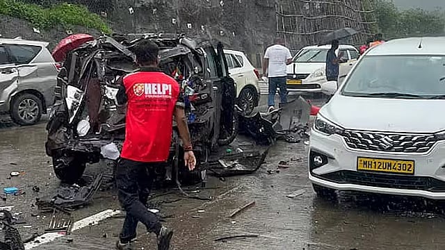 Mumbai-Pune Expressway ಭೀಕರ ಅಪಘಾತ: 20ಕ್ಕೂ ಹೆಚ್ಚು ವಾಹನಗಳಿಗೆ ಗುದ್ದಿದ ಟ್ರಕ್; ಮಹಿಳೆ ಸಾವು, 20 ಮಂದಿಗೆ ಗಾಯ!