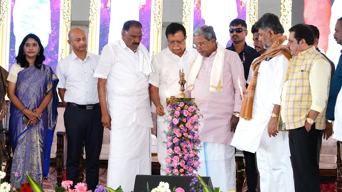 ಅರಸೀಕೆರೆಯಲ್ಲಿ ಫಲಾನುಭವಿಗಳ ಸಮಾವೇಶ: ಶಿವಲಿಂಗೇಗೌಡಗೆ ಮಂತ್ರಿ ಪಟ್ಟ ಬೇಕೆಂದು ಬೆಂಬಲಿಗರ ಕೂಗು; ಸಿಟ್ಟಿಗೆದ್ದು ವೇದಿಕೆಯಿಂದ ಹೊರ ನಡೆದ ಸಿಎಂ..!