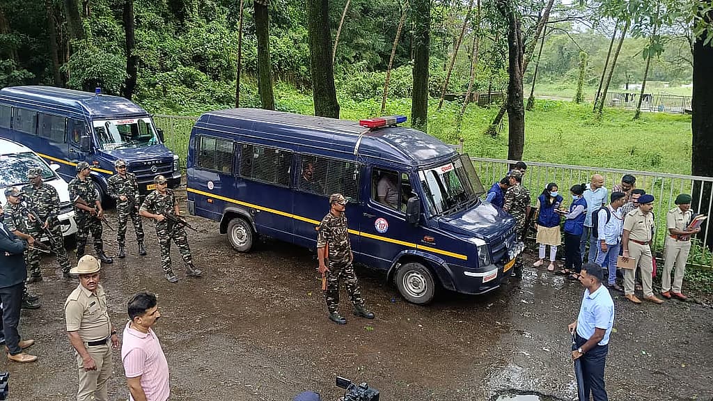 ಸಾಕ್ಷಿ ದೂರುದಾರರನ್ನು ನೇತ್ರಾವತಿ ಸ್ನಾನಘಟ್ಟದ ಬಳಿಯ ಸಮಾಧಿ ಸ್ಥಳಕ್ಕೆ ಕರೆದೊಯ್ಯಲಾದ ದೃಶ್ಯ.