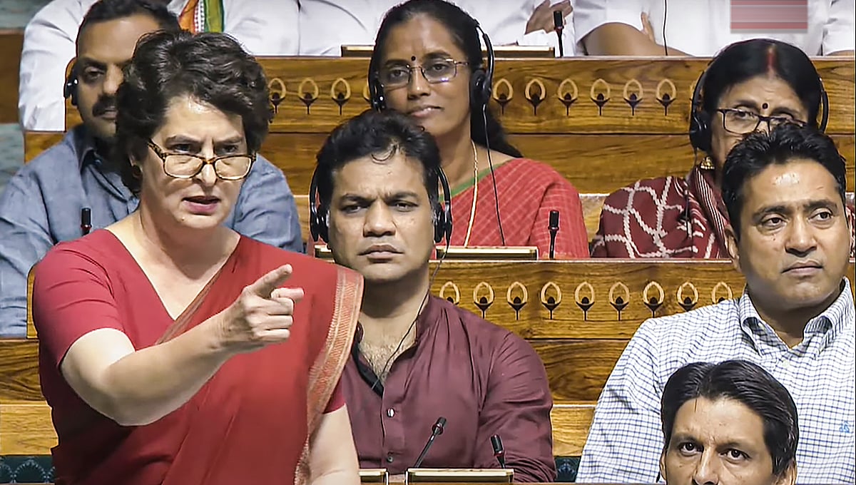 ನೆಹರೂ, ಇಂದಿರಾ ಗಾಂಧಿ, ನನ್ನ ತಾಯಿಯ ಕಣ್ಣೀರಿನ ಬಗ್ಗೆ ಮಾತನಾಡುತ್ತಾರೆ, ಆದರೆ...: ಸರ್ಕಾರದ ವಿರುದ್ಧ ಪ್ರಿಯಾಂಕಾ ಗಾಂಧಿ