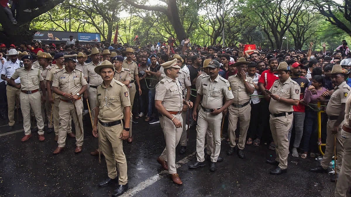 ಡಿ-ಕೋಡ್: ಚಿನ್ನಸ್ವಾಮಿ ಕ್ರೀಡಾಂಗಣದ ಕಾಲ್ತುಳಿತಕ್ಕೆ ಅಧಿಕಾರಿಗಳೂ ಹೊಣೆ; ಏಕೆಂದರೆ...