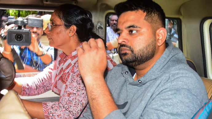ಅಜ್ಜಿ ತಿಥಿಯ ದಿನ Prajwal Revanna ಕರೆತರಲು ಕುಟುಂಬ ಯತ್ನ; ಪೆರೋಲ್ ನೀಡಲು ಸಾಧ್ಯವಿಲ್ಲ ಎಂದ ಕಾರಾಗೃಹ ಇಲಾಖೆ