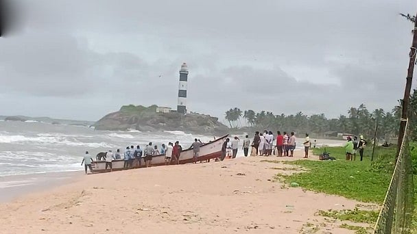 ಸಮುದ್ರದಲ್ಲಿ ಮುಳುಗಿದ ಫಿಶಿಂಗ್ ಬೋಟ್; 7 ಮಂದಿ ಮೀನುಗಾರರ ರಕ್ಷಿಸಿದ ಲೈಫ್ ಜಾಕೆಟ್! ರೋಚಕ Video