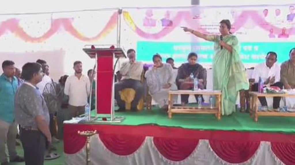 ಅಧಿಕಾರಿಗೆ ಕಪಾಳಮೋಕ್ಷ ಮಾಡುವುದಾಗಿ ಮಹಾರಾಷ್ಟ್ರ ಸಚಿವೆ ಬೆದರಿಕೆ; ವಿಡಿಯೋ ಹಂಚಿಕೊಂಡ ರೋಹಿತ್ ಪವಾರ್