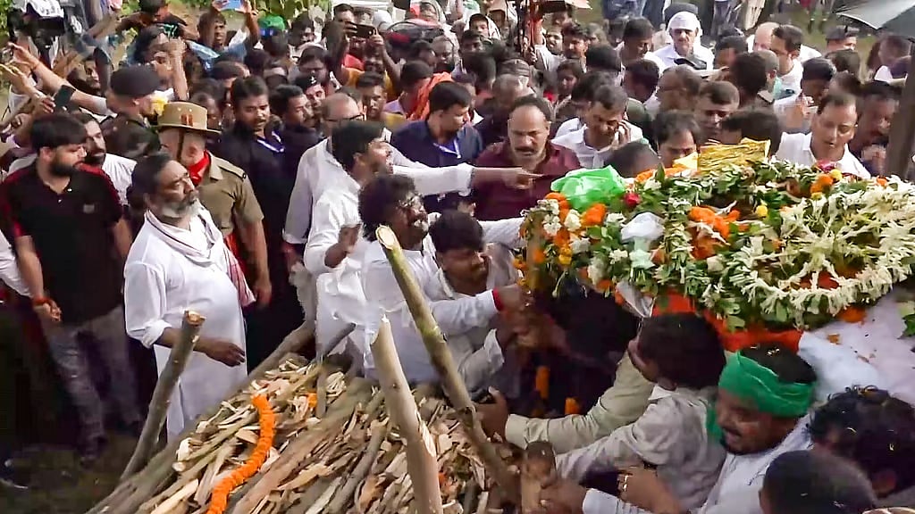 ಸಕಲ ಸರ್ಕಾರಿ ಗೌರವಗಳೊಂದಿಗೆ ಶಿಬು ಸೊರೇನ್ ಅಂತ್ಯಕ್ರಿಯೆ