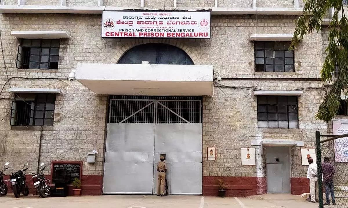 ಪರಪ್ಪನ ಅಗ್ರಹಾರ ಜೈಲಿನಲ್ಲಿ ಅಕ್ರಮಗಳು ಅವ್ಯಾಹತ: ಕೈದಿಗಳಿಂದ ಮೊಬೈಲ್ ಬಳಕೆ ಅಬಾಧಿತ; ಹೊರಗೆ ಹೋದ ವಿಚಾರಾಧೀನ ಕೈದಿಗಳ ಬೆದರಿಸಿ ಸುಲಿಗೆ..!
