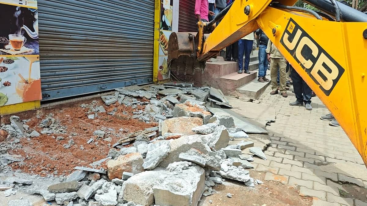 RR Nagar: JCB ಯಂತ್ರದೊಂದಿಗೆ ರಸ್ತೆಗಿಳಿದ ಅಧಿಕಾರಿಗಳು; ಪಾದಚಾರಿ ಮಾರ್ಗ ಅತಿಕ್ರಮಣ ತೆರವು