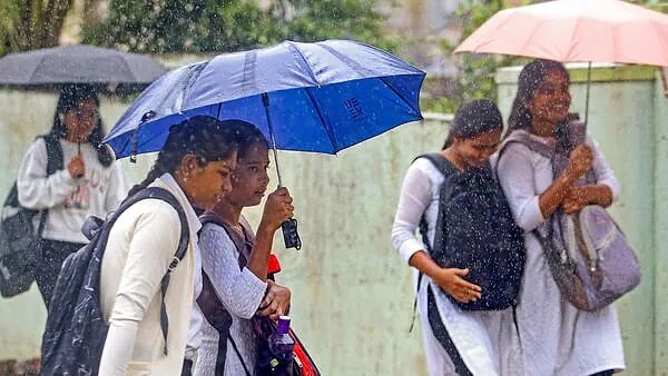 Karnataka Rains: ಬೆಂಗಳೂರು ಸೇರಿ 23 ಜಿಲ್ಲೆಗಳಲ್ಲಿ ಮುಂದಿನ 48 ಗಂಟೆ ಭಾರಿ ಮಳೆ; ಬೆಳಗಾವಿಯಲ್ಲಿ ಬೈಕ್ ಸಮೇತ ಕೊಚ್ಚಿ ಹೋದ ವ್ಯಕ್ತಿ