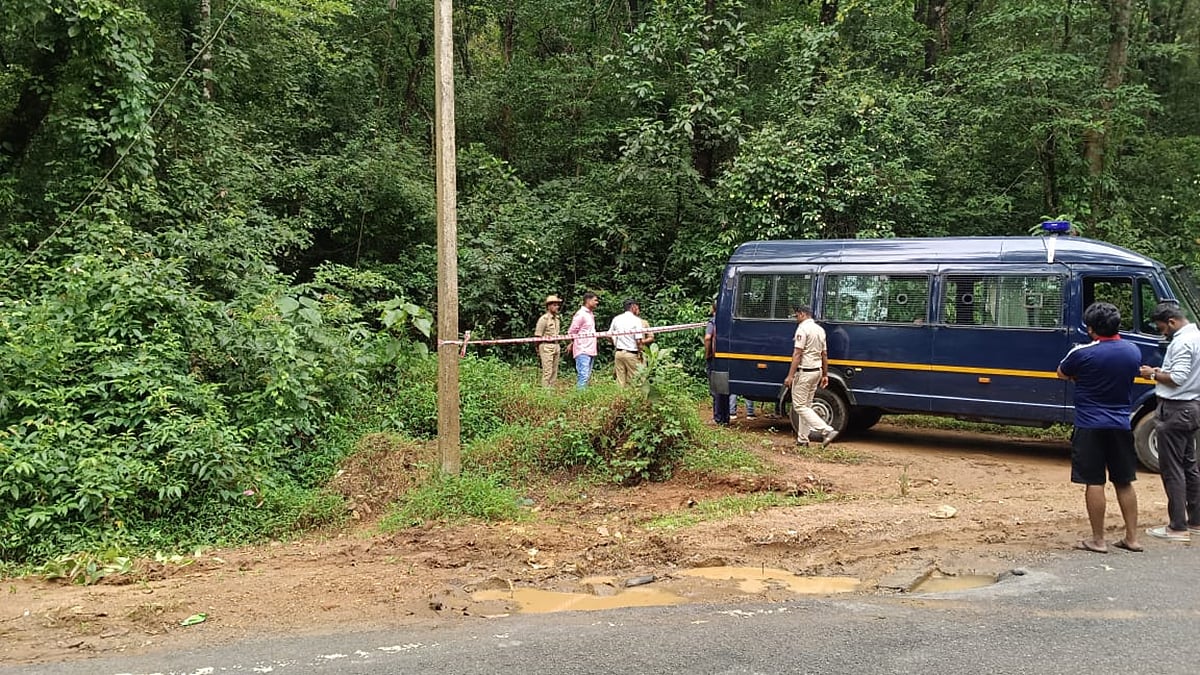 Dharmasthala mass burial case: ಹೊಸ ಸ್ಥಳಕ್ಕೆ ಸಾಕ್ಷಿ-ದೂರುದಾರನನ್ನು ಕರೆದೊಯ್ದ SIT; ಸ್ಪಾಟ್ 15 ರಲ್ಲಿ ತೀವ್ರ ಶೋಧ!
