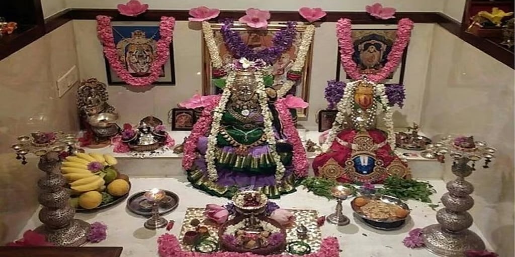 ನಾಡಿನಾದ್ಯಂತ ವರಮಹಾಲಕ್ಷ್ಮಿ ಹಬ್ಬದ ಸಂಭ್ರಮ: ಮಳೆಯ ನಡುವೆ ಖರೀದಿ ಭರಾಟೆ ಜೋರು