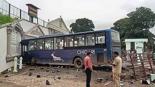 Dharwad: ಕಾಲೇಜು ಕಾಂಪೌಂಡ್‌ಗೆ BRTS ಬಸ್ ಡಿಕ್ಕಿ; ಅದೃಷ್ಟವಶಾತ್ ಯಾವುದೇ ಪ್ರಾಣಾಪಾಯವಿಲ್ಲ!