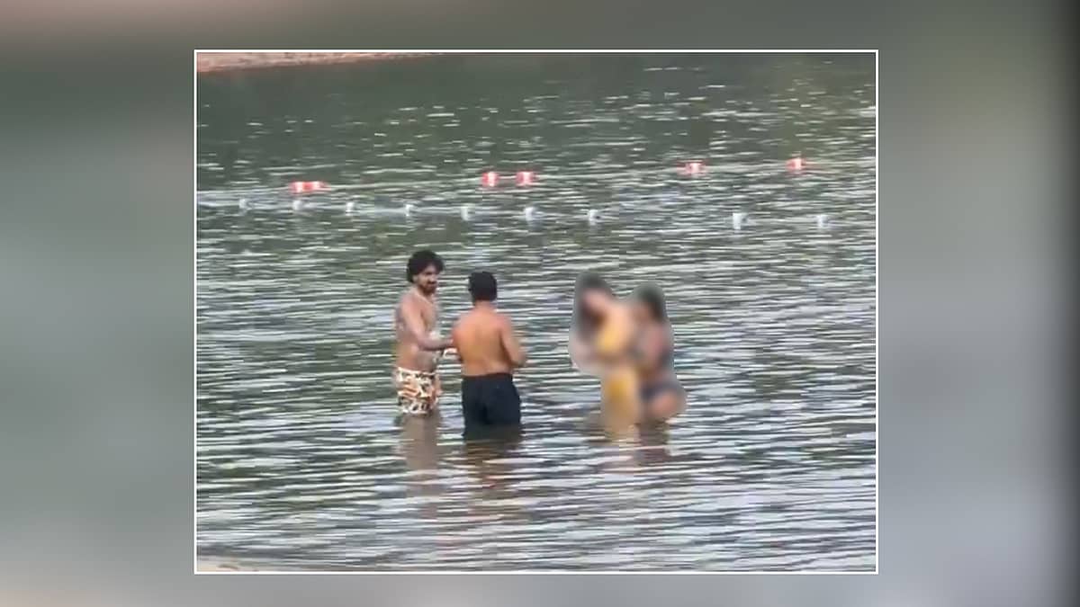 'ಇದೇನ್ ನಿಮ್ ಮನೆ ಬಾತ್ರೂಮ್ ಅನ್ಕೊಂಡ್ರಾ?': ಕೆರೆಯಲ್ಲಿ ಸೋಪು ಹಾಕಿ ಸ್ನಾನ ಮಾಡುತ್ತಿದ್ದವರಿಗೆ ಫುಲ್ ಕ್ಲಾಸ್! Video