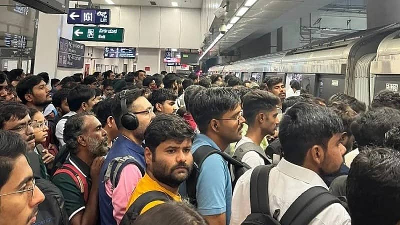ಮೆಜೆಸ್ಟಿಕ್ನಲ್ಲಿ ಮೆಟ್ರೋ ಹಳಿಗೆ ಹಾರಿ ವ್ಯಕ್ತಿ ಆತ್ಮಹತ್ಯೆಗೆ ಯತ್ನ: ಕೆಲಕಾಲ ರೈಲು ಸಂಚಾರದಲ್ಲಿ ವ್ಯತ್ಯಯ, ಪ್ರಯಾಣಿಕರ ಪರದಾಟ