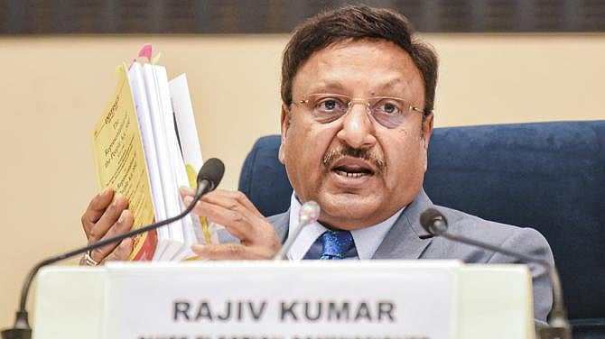 'ಮತಗಳ್ಳತನ' ಆರೋಪ ಬೆನ್ನಲ್ಲೇ ದೇಶ ತೊರೆದ್ರಾ ಮಾಜಿ CEC ರಾಜೀವ್ ಕುಮಾರ್?