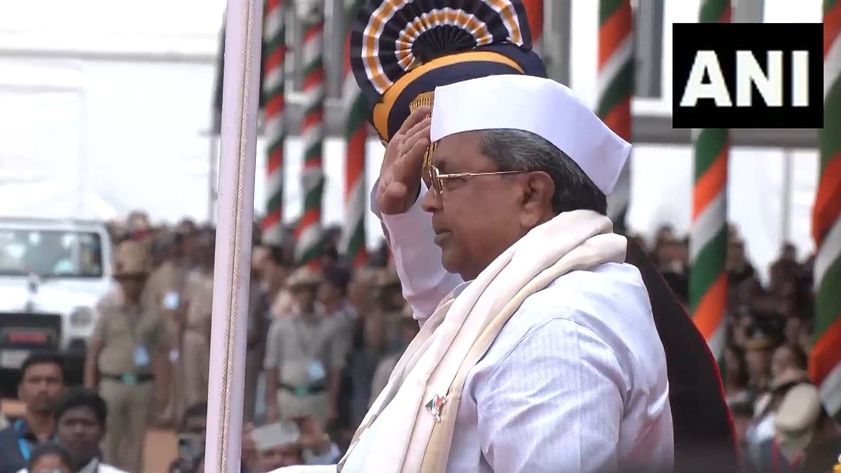 79ನೇ ಸ್ವಾತಂತ್ರ್ಯ ದಿನಾಚರಣೆ: ಬೆಂಗಳೂರಿನ ಮಾಣಿಕ್ ಶಾ ಮೈದಾನದಲ್ಲಿ ಸಿಎಂ ಸಿದ್ದರಾಮಯ್ಯ ಧ್ವಜಾರೋಹಣ