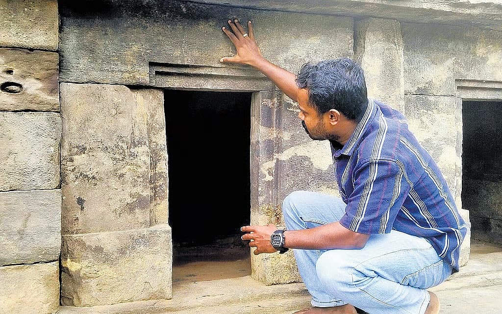 ಬಾವಿಯ ಬಳಿಯಿರುವ ಗುಹೆ.