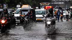 Mumbai rains: ವಾಣಿಜ್ಯ ನಗರಿಯಲ್ಲಿ ಧಾರಾಕಾರ ಮಳೆ, ವಿಮಾನ ಹಾರಾಟಕ್ಕೆ ಅಡ್ಡಿ; IMD ರೆಡ್ ಅಲರ್ಟ್ ಘೋಷಣೆ, ಶಾಲಾ-ಕಾಲೇಜುಗಳಿಗೆ ರಜೆ
