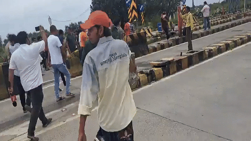 Indian Army ಯೋಧನ ಮೇಲೆ ಹಲ್ಲೆ: ಗ್ರಾಮಸ್ಥರಿಂದ Toll Plaza ಧ್ವಂಸ; ದಿಕ್ಕಾಪಾಲಾಗಿ ಓಡಿದ ಸಿಬ್ಬಂದಿ! Video Viral