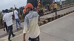 Indian Army ಯೋಧನ ಮೇಲೆ ಹಲ್ಲೆ: ಗ್ರಾಮಸ್ಥರಿಂದ Toll Plaza ಧ್ವಂಸ; ದಿಕ್ಕಾಪಾಲಾಗಿ ಓಡಿದ ಸಿಬ್ಬಂದಿ! Video Viral