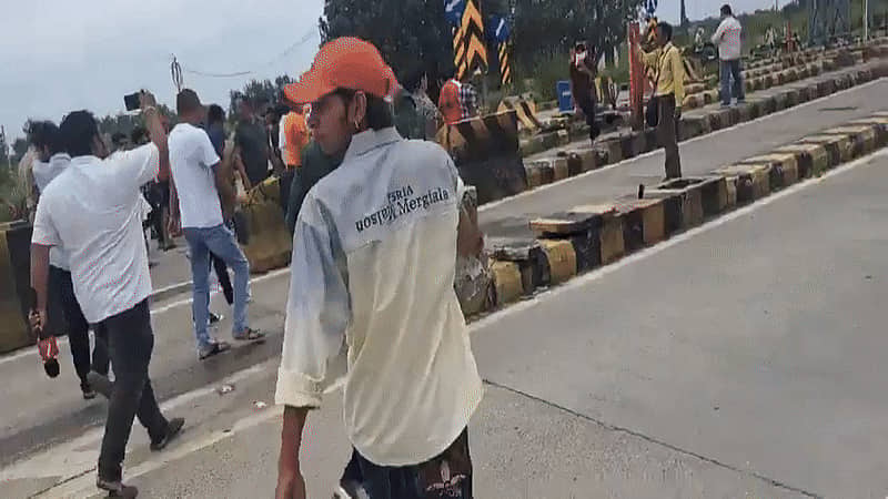 Indian Army ಯೋಧನ ಮೇಲೆ ಹಲ್ಲೆ: ಗ್ರಾಮಸ್ಥರಿಂದ Toll Plaza ಧ್ವಂಸ; ದಿಕ್ಕಾಪಾಲಾಗಿ ಓಡಿದ ಸಿಬ್ಬಂದಿ! Video Viral