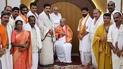 ಧರ್ಮಸ್ಥಳ ಧರ್ಮಾಧಿಕಾರಿ ವೀರೇಂದ್ರ ಹೆಗಡೆ ಭೇಟಿ ಮಾಡಿದ BJP ನಿಯೋಗ