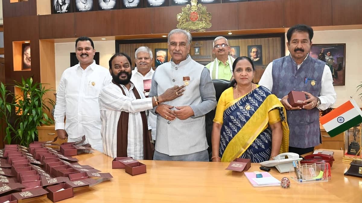 MLC ಗಳಿಗೆ ಚಿನ್ನ ಲೇಪಿತ ಗಂಡಭೇರುಂಡ ಲಾಂಛನ ಗಿಫ್ಟ್ ಕೊಟ್ಟ ಟಿ.ಎ ಶರವಣ