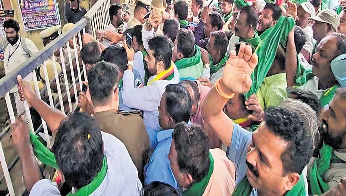ಭೂ ಸ್ವಾದೀನ ವಿವಾದ: ಆನೇಕಲ್ ತಾಲೂಕು ಕಚೇರಿಗೆ ರೈತರ ಮುತ್ತಿಗೆ