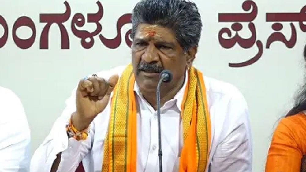'ನನ್ನ ಜೀವಕ್ಕೆ ಅಪಾಯವಾದರೆ ಸರ್ಕಾರ, ಬಿಜೆಪಿಯವರೇ ಕಾರಣ': ಪೊಲೀಸರ ಜೊತೆ ವಿಚಾರಣೆಗೆ ಹೊರಟ ಮಹೇಶ್ ತಿಮರೋಡಿ