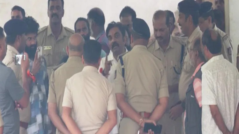 Dharmasthala: ಪೊಲೀಸರ ಕರ್ತವ್ಯಕ್ಕೆ ಅಡ್ಡಿ ಆರೋಪ; ಮೂವರ ವಿರುದ್ಧ FIR; 'ನಾನೇ ಸರೆಂಡರ್ ಆಗ್ತೀನಿ' ಎಂದ Girish Mattannavar