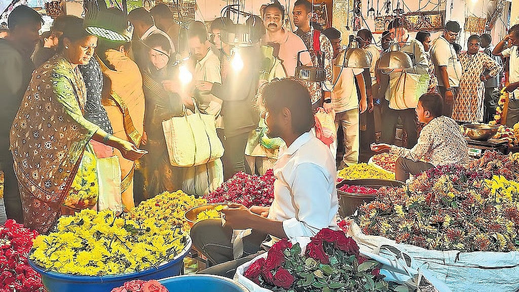 KR Market ಬೀದಿ ಬದಿ ವ್ಯಾಪಾರಿಗಳ ಒಕ್ಕಲೆಬ್ಬಿಸದಿರಿ: GBAಗೆ ಹೈಕೋರ್ಟ್ ಖಡಕ್ ಸೂಚನೆ