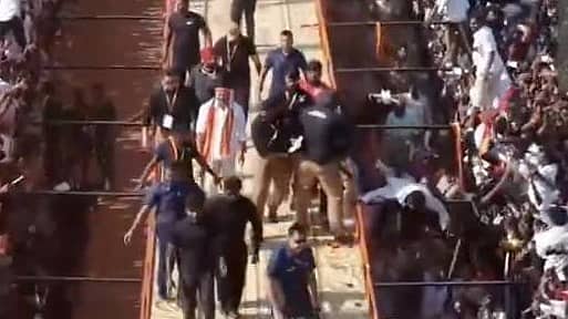 Tamil Nadu: ನಟ-ರಾಜಕಾರಣಿ ದಳಪತಿ ವಿಜಯ್ ಬೌನ್ಸರ್ ಗಳಿಂದ ವ್ಯಕ್ತಿಯ ಮೇಲೆ ಹಲ್ಲೆ ಆರೋಪ! ಕೇಸ್ ದಾಖಲು; ವಿಡಿಯೋದಲ್ಲಿ ಏನಿದೆ?