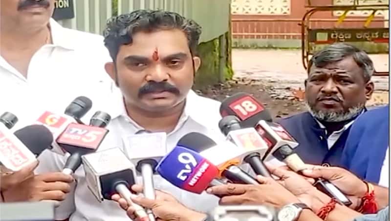 ಬೆಳ್ತಂಗಡಿ: ಯಾವ ಶೋ ರೂಂ ನಿಂದ 'ಬುರುಡೆ' ತಂದಿದ್ದೀರಿ ಅಂತಾ ಕೇಳಿದ್ರು; SIT ವಿಚಾರಣೆ ಬಳಿಕ ಹೋರಾಟಗಾರ ಗರಂ! Video