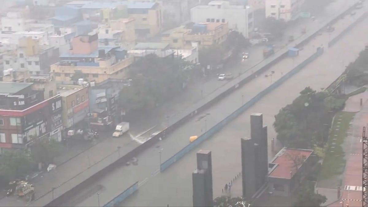 Cloud burst: ಚೆನ್ನೈ ನಲ್ಲಿ ಭಾರಿ ಮಳೆ; ವಿಮಾನಗಳ ಮಾರ್ಗ ಬದಲಾವಣೆ!