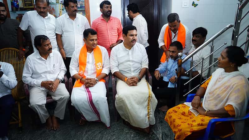 ಸೌಜನ್ಯ ಹೆಸರು ಹೇಳಿ ದುಡ್ಡು ಮಾಡಿದೆ ಎಂದು ನಿಮ್ಮ ಪಕ್ಷದವರೇ ಟೀಕಿಸಿದರು: ವಿಜಯೇಂದ್ರಗೆ ಸೌಜನ್ಯ ತಾಯಿ ತರಾಟೆ; Video
