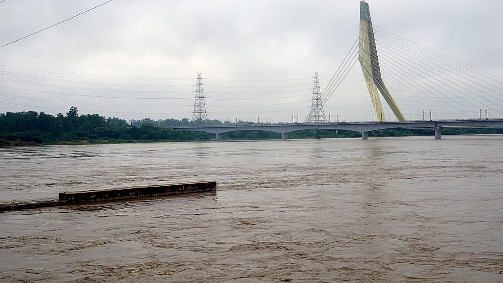 ದೆಹಲಿಯಲ್ಲಿ ಭಾರೀ ಮಳೆ: ಅಪಾಯ ಮಟ್ಟ ಮೀರಿ ಹರಿಯುತ್ತಿದೆ ಯಮುನಾ ನದಿ; ತಗ್ಗು ಪ್ರದೇಶಗಳು ಜಲಾವೃತ! Video