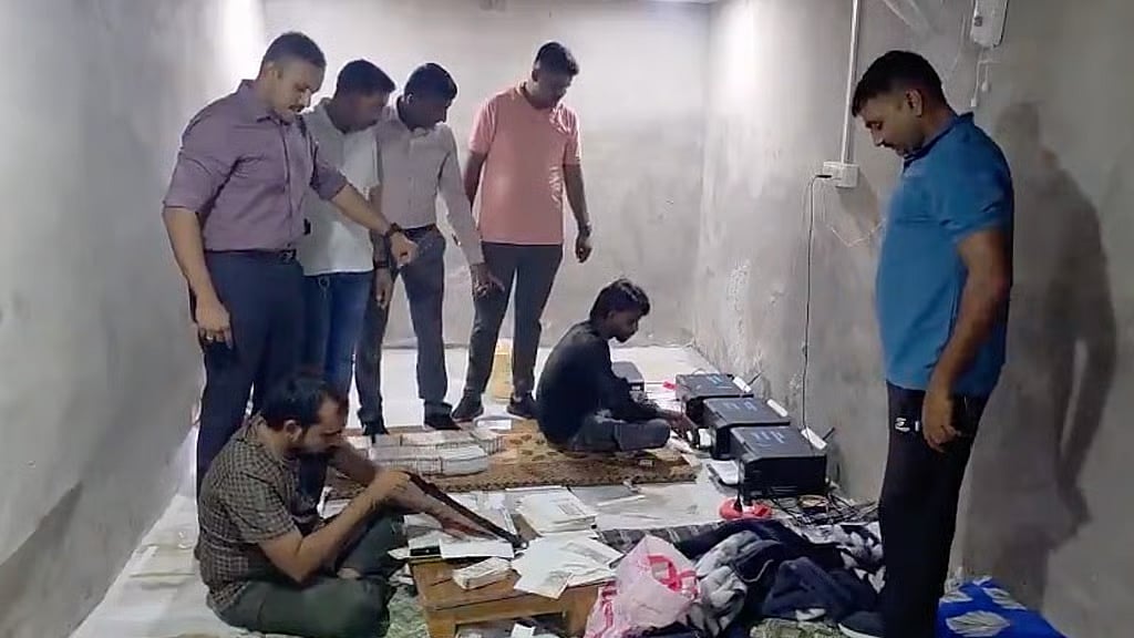 ಗುಜರಾತ್ ನಲ್ಲಿ ಖೋಟಾ ನೋಟು ಜಾಲ: 40 ಲಕ್ಷ ರೂ ನಕಲಿ ನೋಟು ವಶ