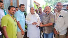 ಹಿಂದುಳಿದ ವರ್ಗಗಳ ಆಯೋಗದಿಂದ ಸಮೀಕ್ಷೆ: ಸಿಎಂ ಸಿದ್ದರಾಮಯ್ಯ ನಿವಾಸಕ್ಕೆ 'ಸ್ಟಿಕ್ಕರ್' ಅಂಟಿಸಿದ ಸಿಬ್ಬಂದಿ!